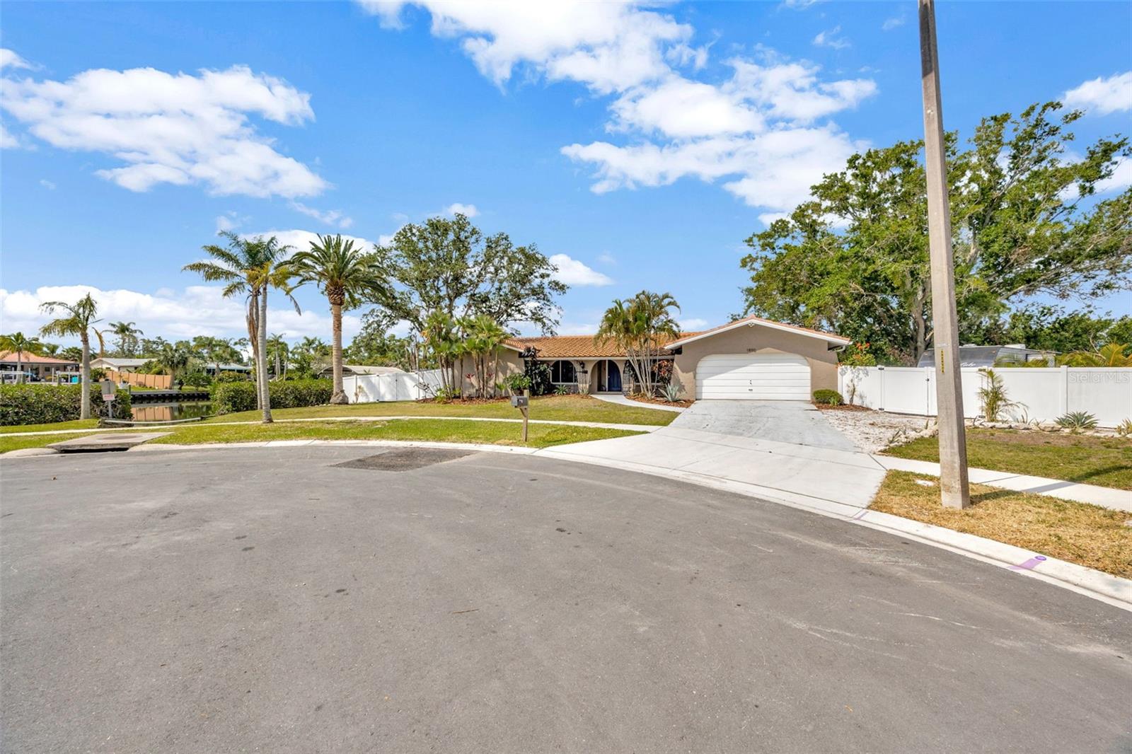 1890 WATEROAK DRIVE W