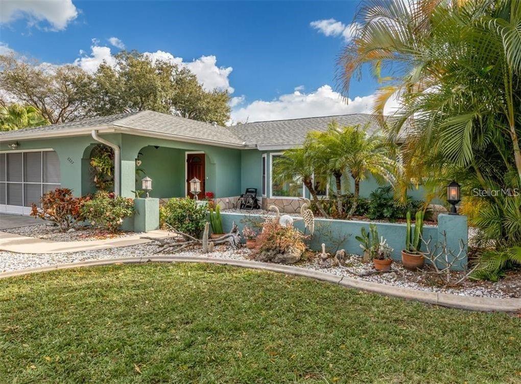 Beautiful 1700sqft home perfect for Family & Friends getaway, located on 0.5 acre lot with a swimming pool. Jacuzzi is available October-March season ONLY. Home sits in a quiet and safe neighborhood with privacy and is easily accessible. Plenty of amenities to make your stay as comfortable as possible. Enough space for a family up to 8 + crib for the little one. Backyard leads to a preserve with trails to jog, walk, bicycle. Long driveway. Public Boat ramp nearby. close to Manasota Beach.
1 large screen TV in the living room and 1 large screen TV in the master bedroom.