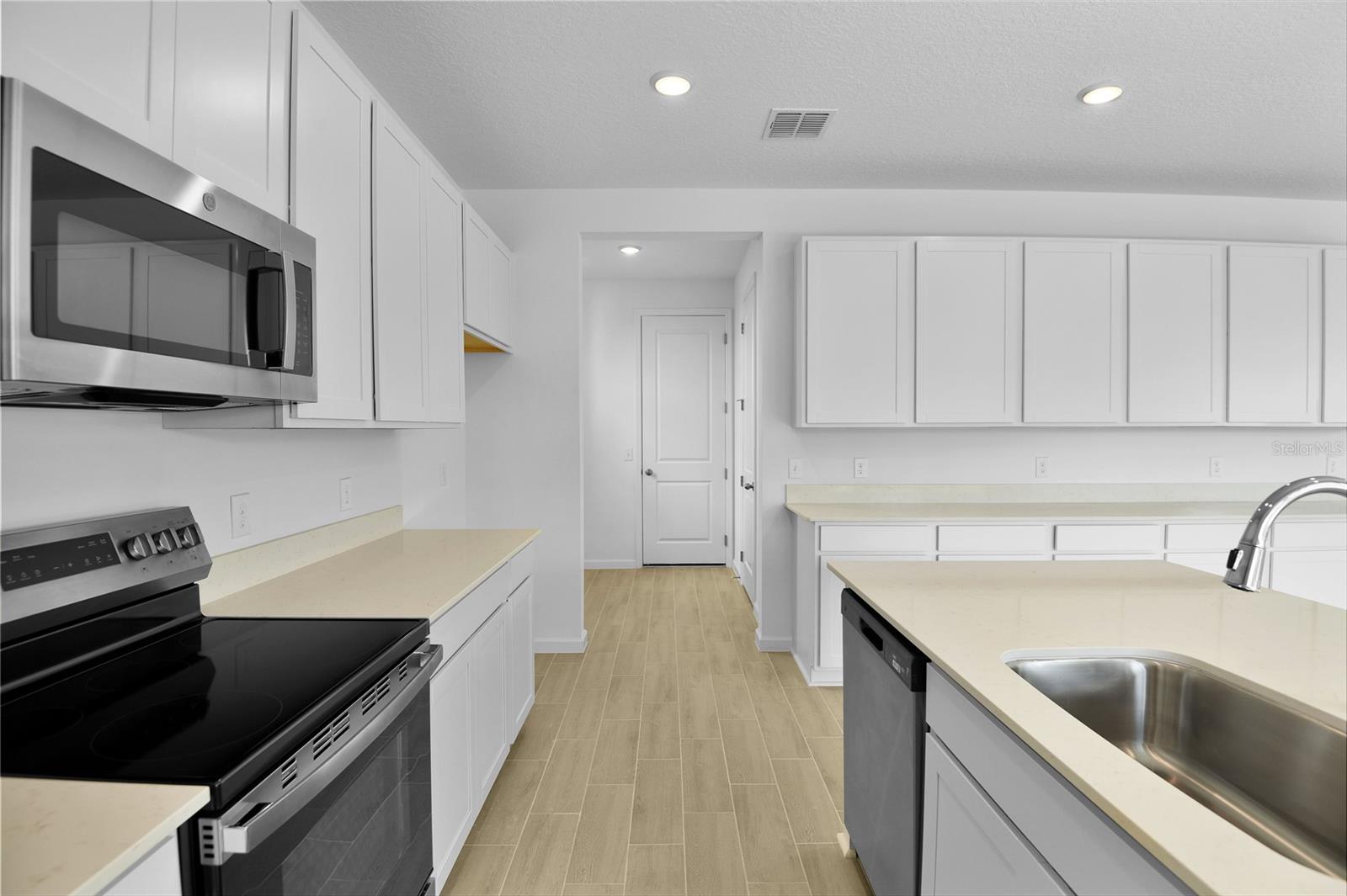 SEASONS AT MAGNOLIA POINTE - Residential