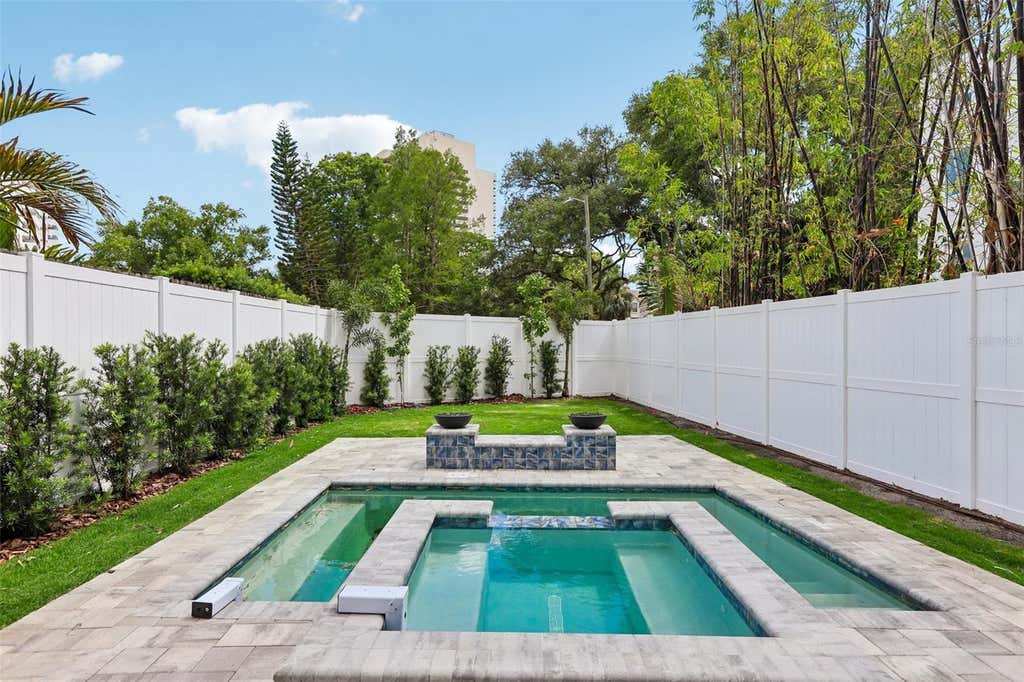 Photo of 2302 W Texas Avenue, Tampa, FL 33629 (MLS # J1001891)
