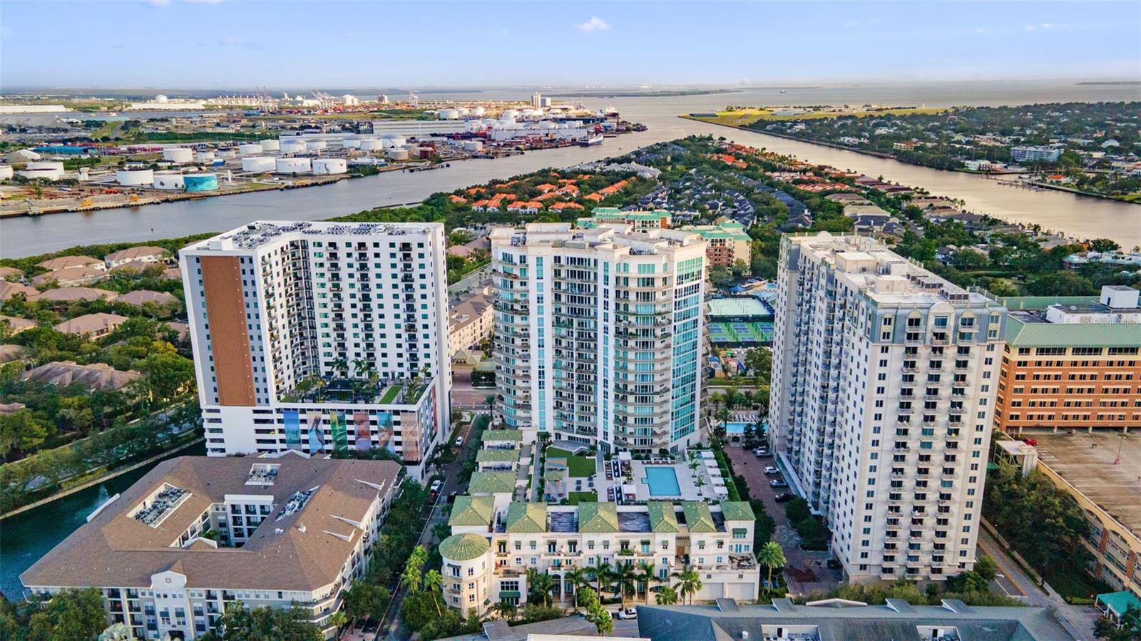 THE PLAZA HARBOUR ISLAND A CON - Residential
