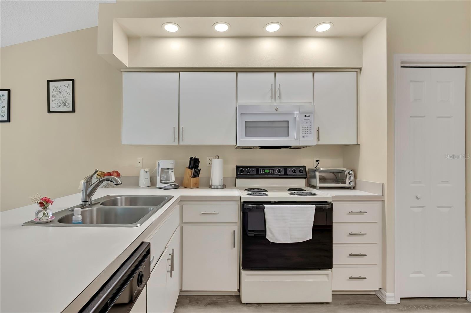 REGENCY OAKS - Residential