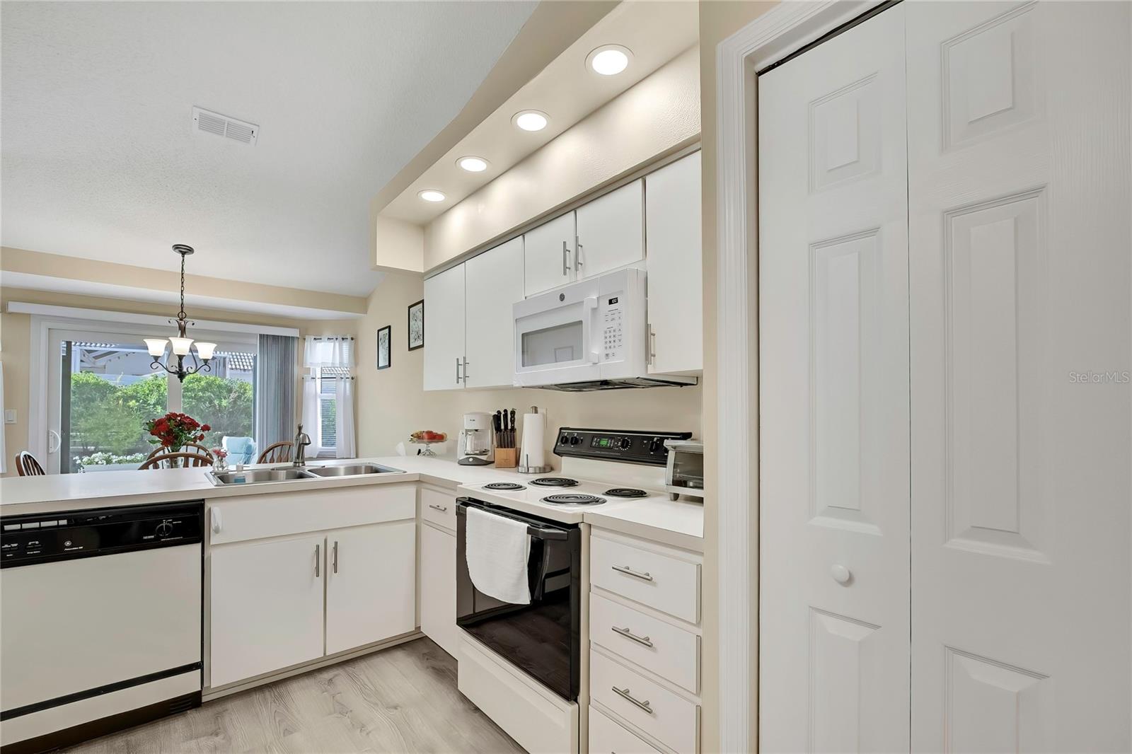 REGENCY OAKS - Residential