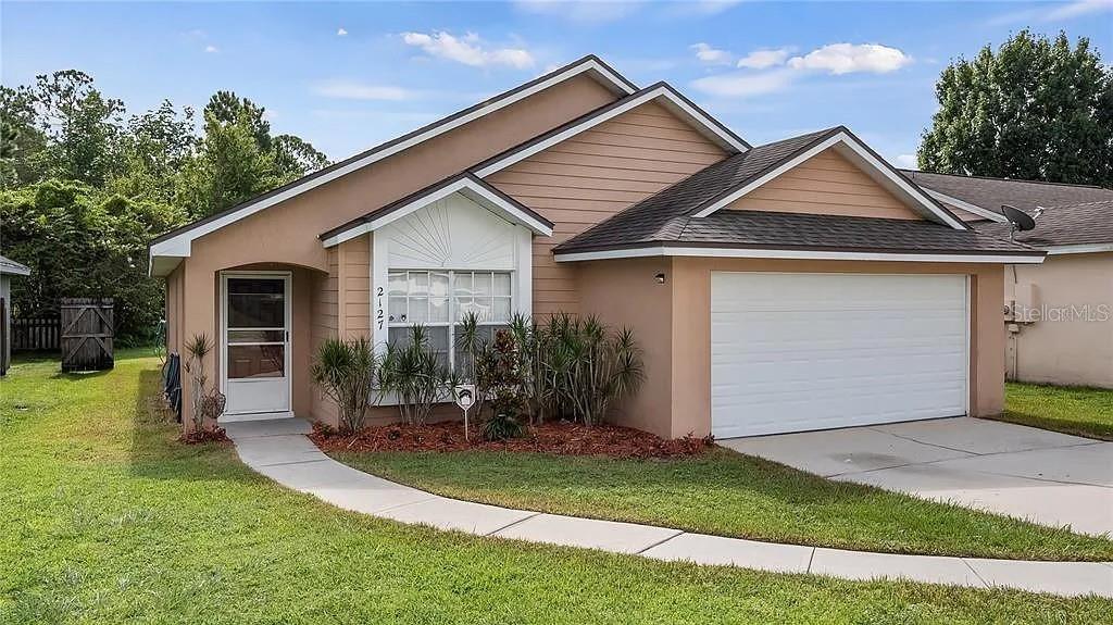 Beautiful single-family home featuring 3 bedrooms, 2 bathrooms, and a spacious open layout. Modern kitchen with stainless steel appliances, bright living and dining areas, and a large backyard. Conveniently located in Orlando, close to schools, shopping, and major highways. No pets allowed. Available starting July 31.