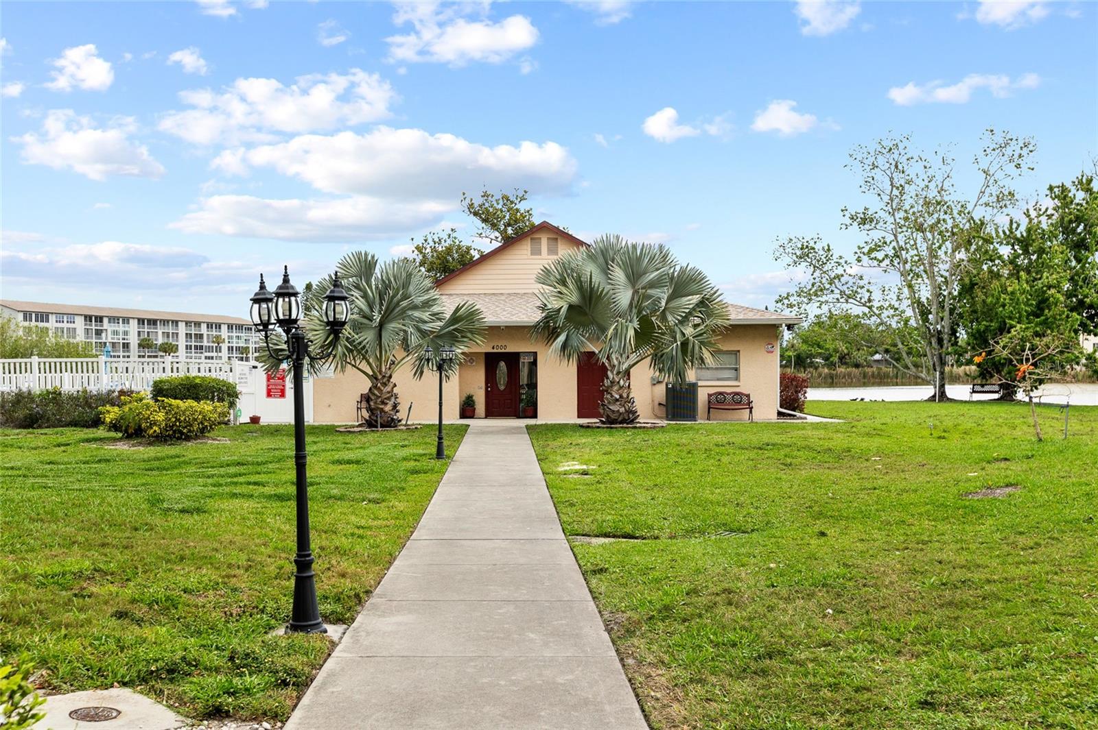 BAYSHORE ON THE LAKE APTS SEC 3 - Residential