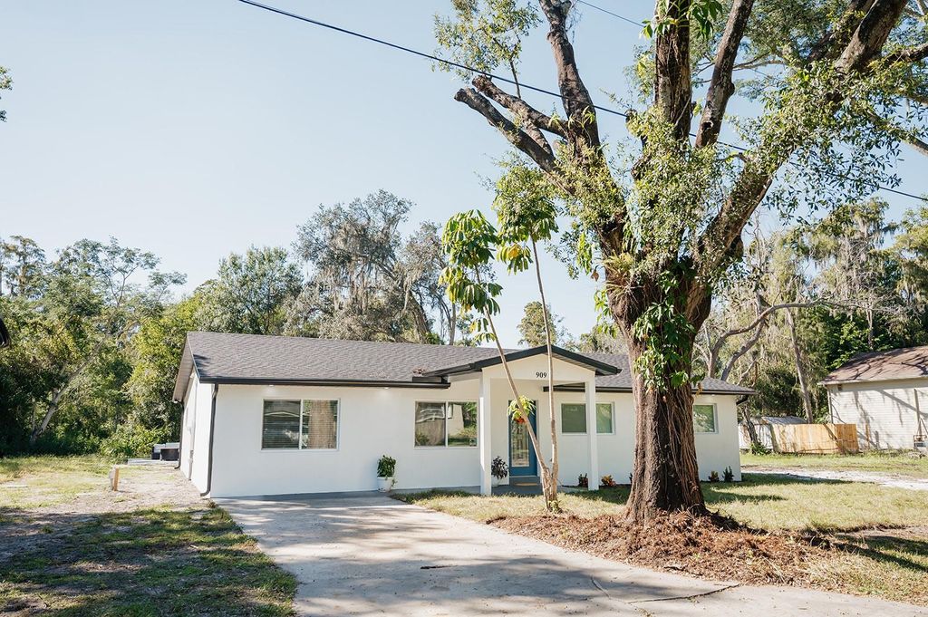 Photo of 909 Lake Charles Circle, Lutz, FL 33548 (MLS # TB8437348)