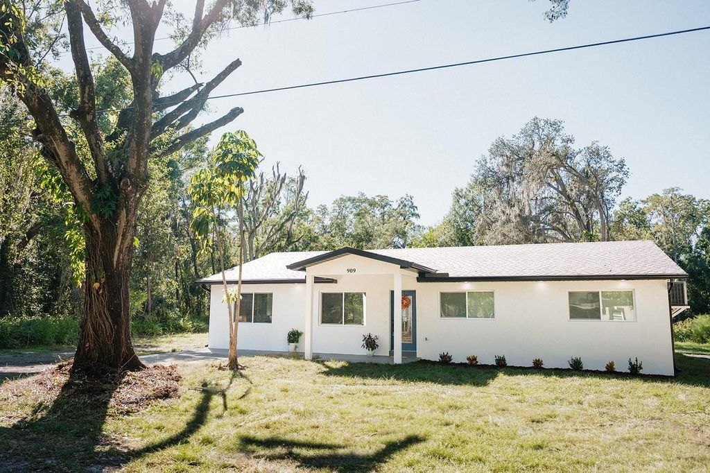 Photo of 909 Lake Charles Circle, Lutz, FL 33548 (MLS # TB8437348)