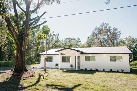 Photo of 909 Lake Charles Circle, Lutz, FL 33548 (MLS # TB8437348)