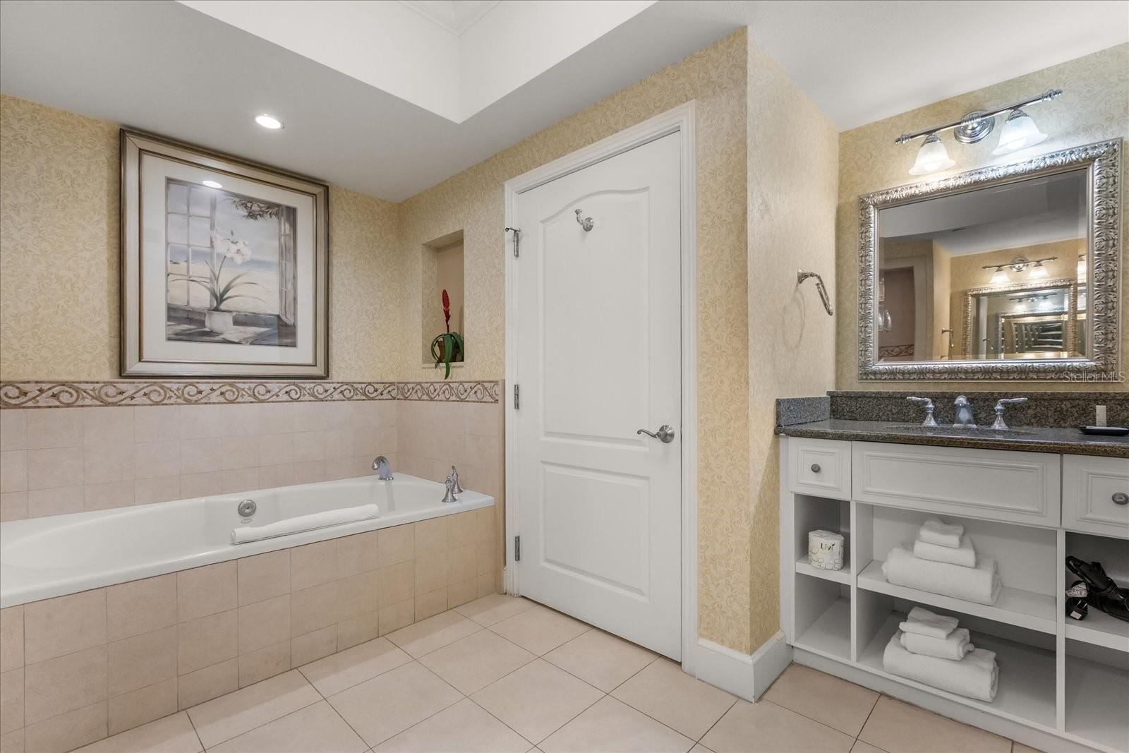 REUNION GRANDE CONDO - Residential