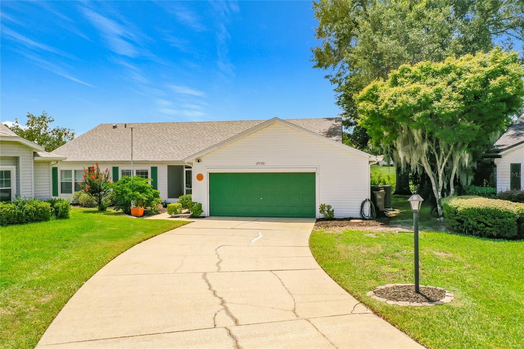Photo of 25106 Meriweather Road, Leesburg, FL 34748 (MLS # G5116364)