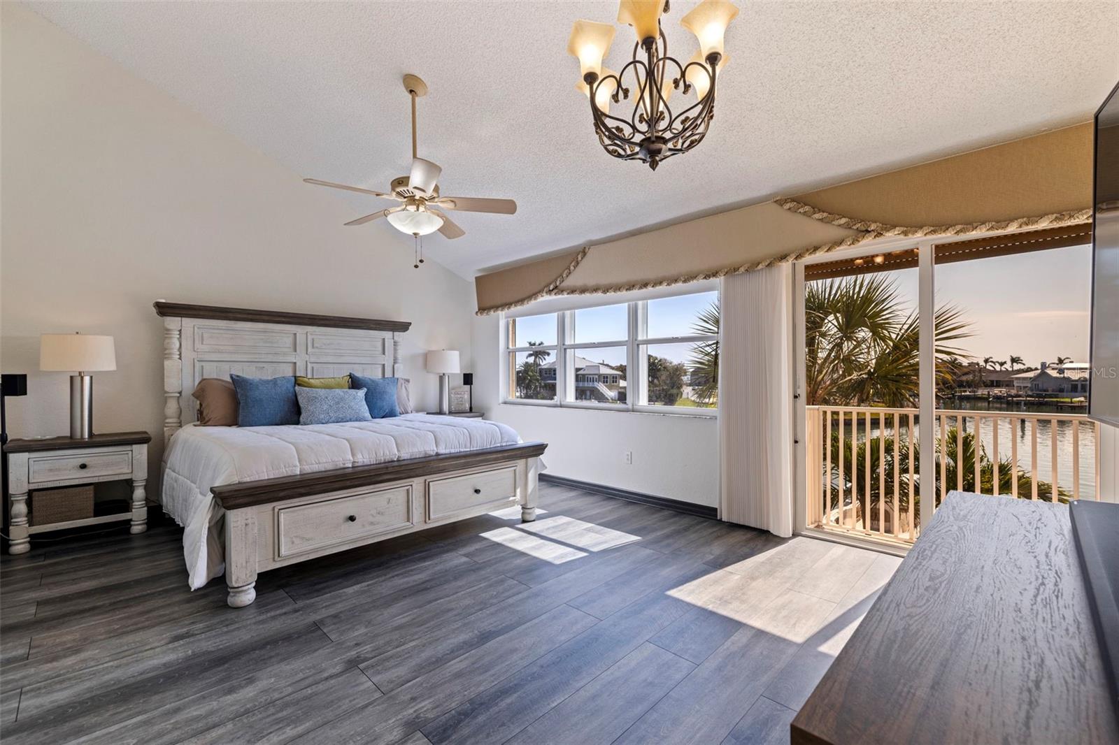 BRIDGEWATER TWNHMS - Residential