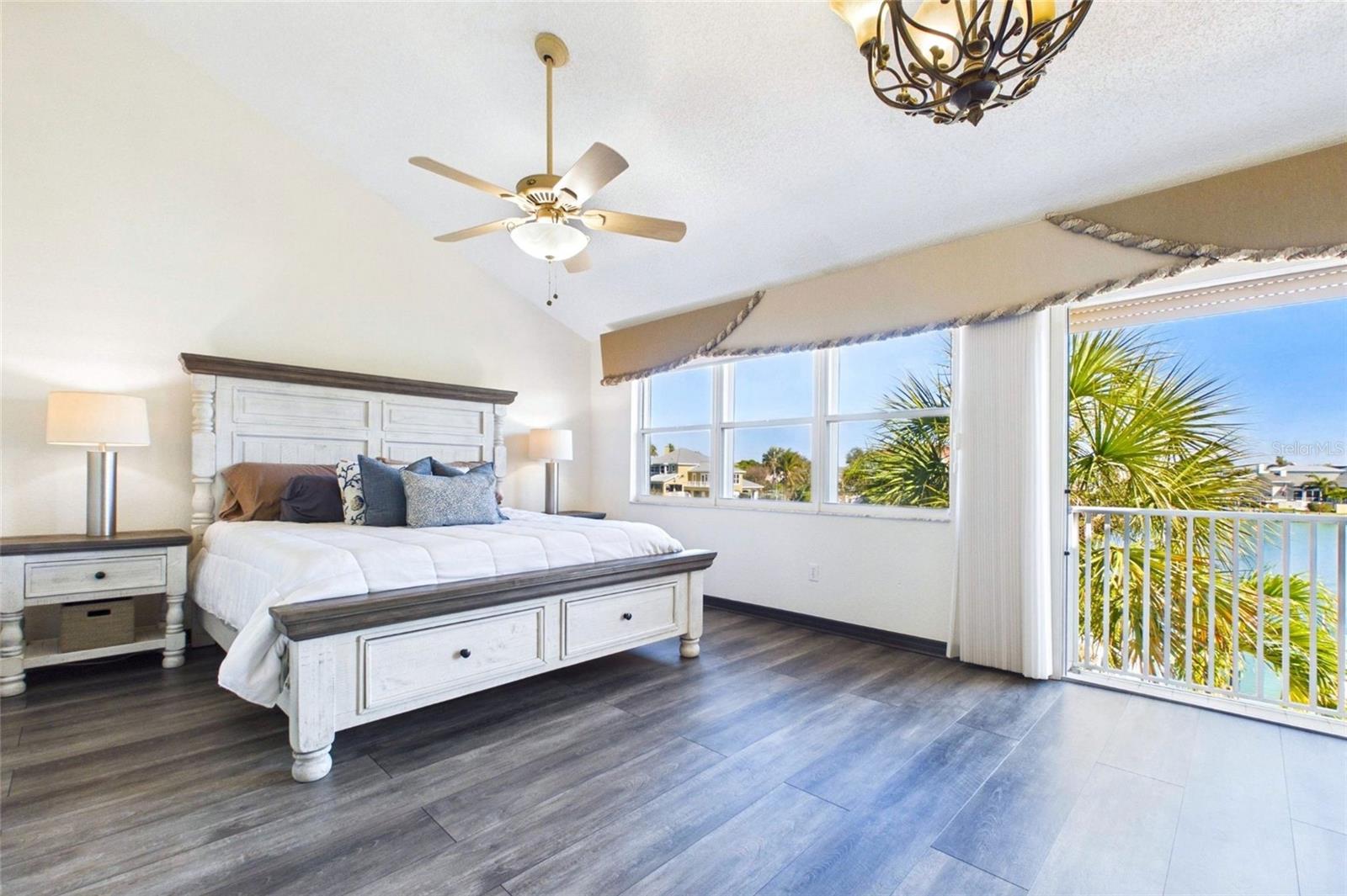 BRIDGEWATER TWNHMS - Residential