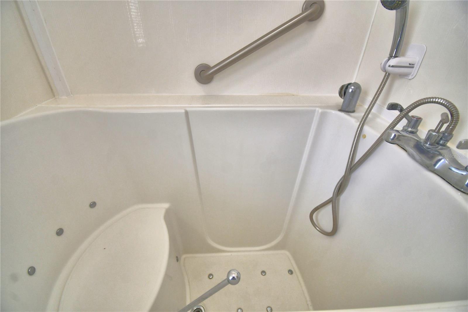 COLONNADES PH 02 - Residential