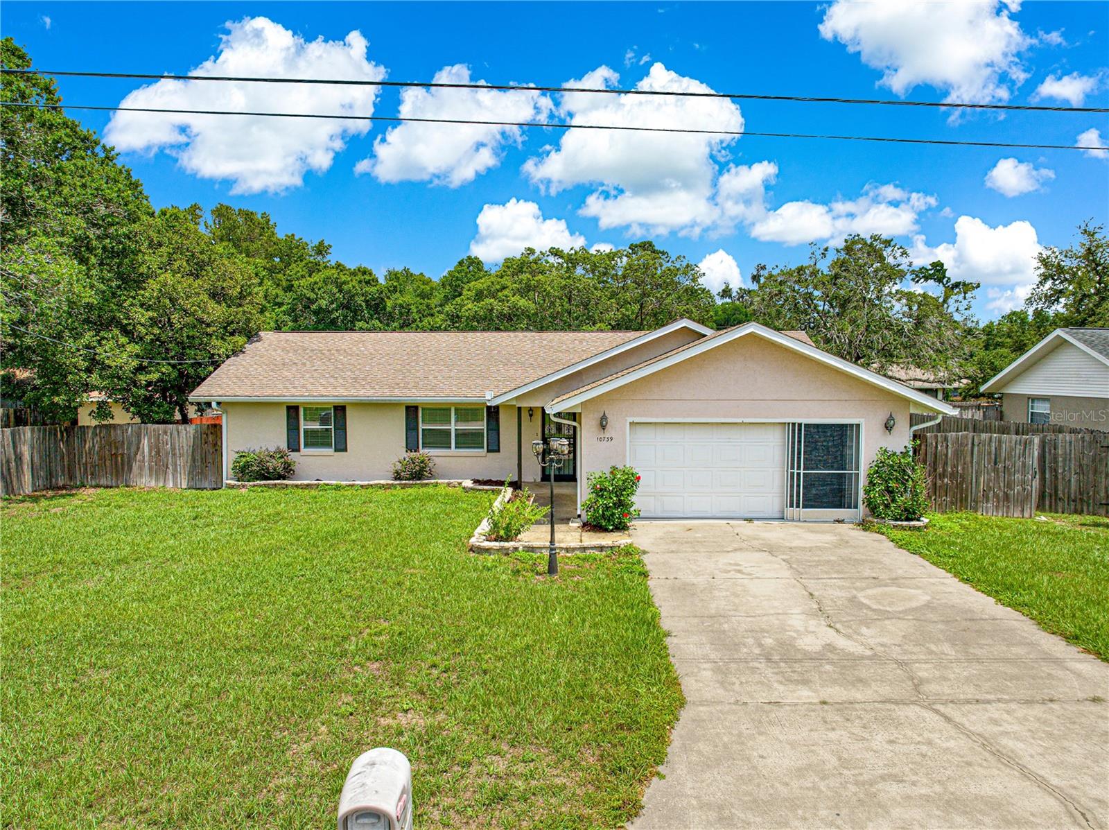 Great centrally located 3/2 home in Hawk's Point, home is clean and just had a new roof installed. Home is also for sale, but owner is looking for a long term tenant also. Min. of 12 months lease, large fenced in back-yard, newer laminate flooring, appliances, and freshly painted. All intended require a background and credit check, to move in requires first month, last month, and security deposit. Mush have verifiable income of 2.5 times the amount of monthly rent.