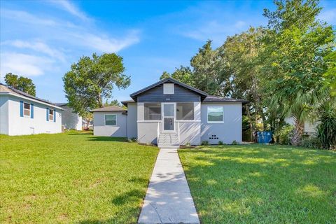 A home in LAKE WALES