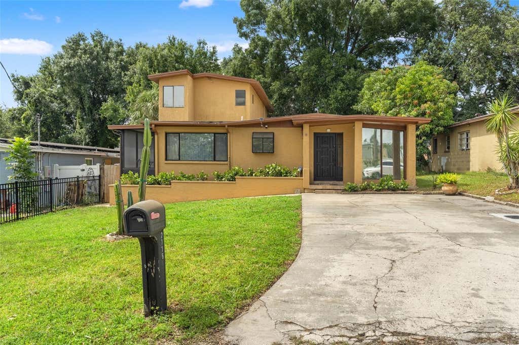 Photo of 2116 W Abdella Street, Tampa, FL 33607 (MLS # TB8529729)
