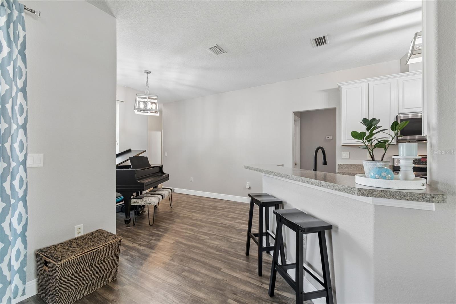 RIVERCHASE - Residential