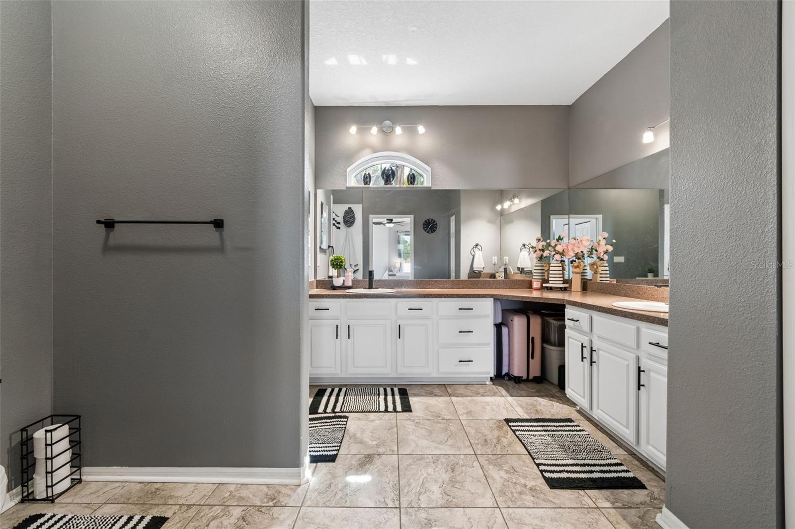 RIVERCHASE - Residential