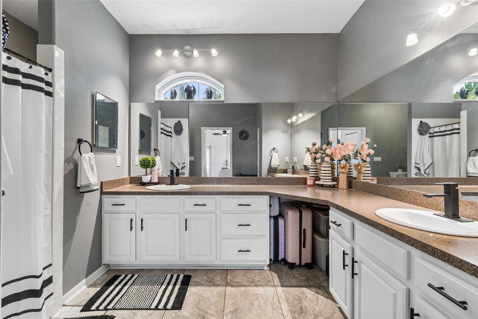 RIVERCHASE - Residential
