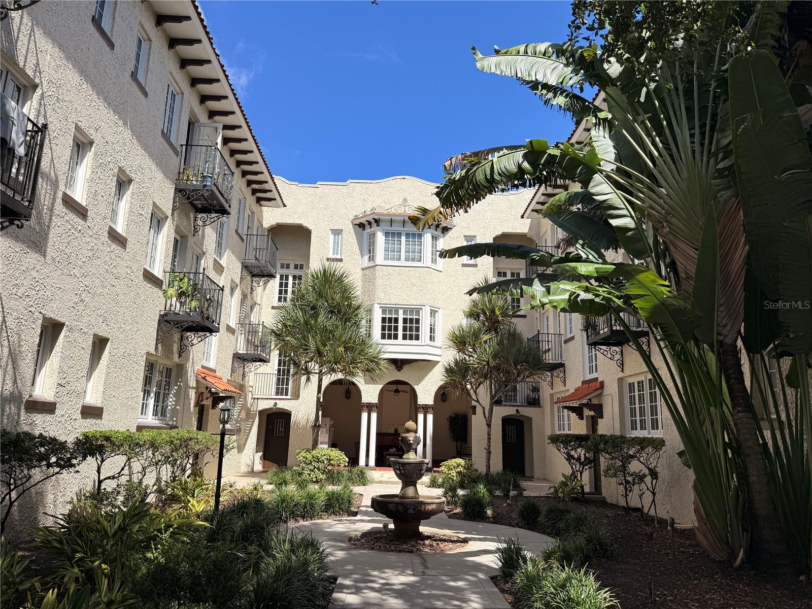 Discover easy living in this 1-bedroom, 1-bath condo located in the heart of South Tampa’s Hyde Park/SoHo district. This cozy unit offers a comfortable layout with a bright living area, functional kitchen, and private bedroom with full bath. Enjoy the convenience of being just minutes from Bayshore Boulevard, Hyde Park Village, Downtown Tampa, and the area’s best dining and nightlife.