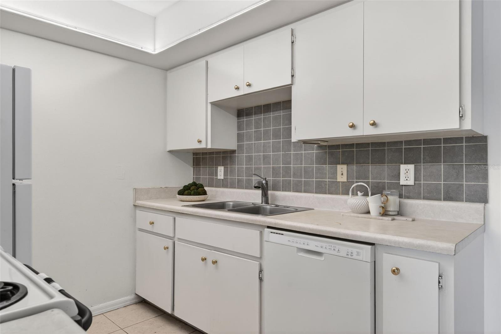 BAYWOOD COLONY GARDEN APTS - Residential