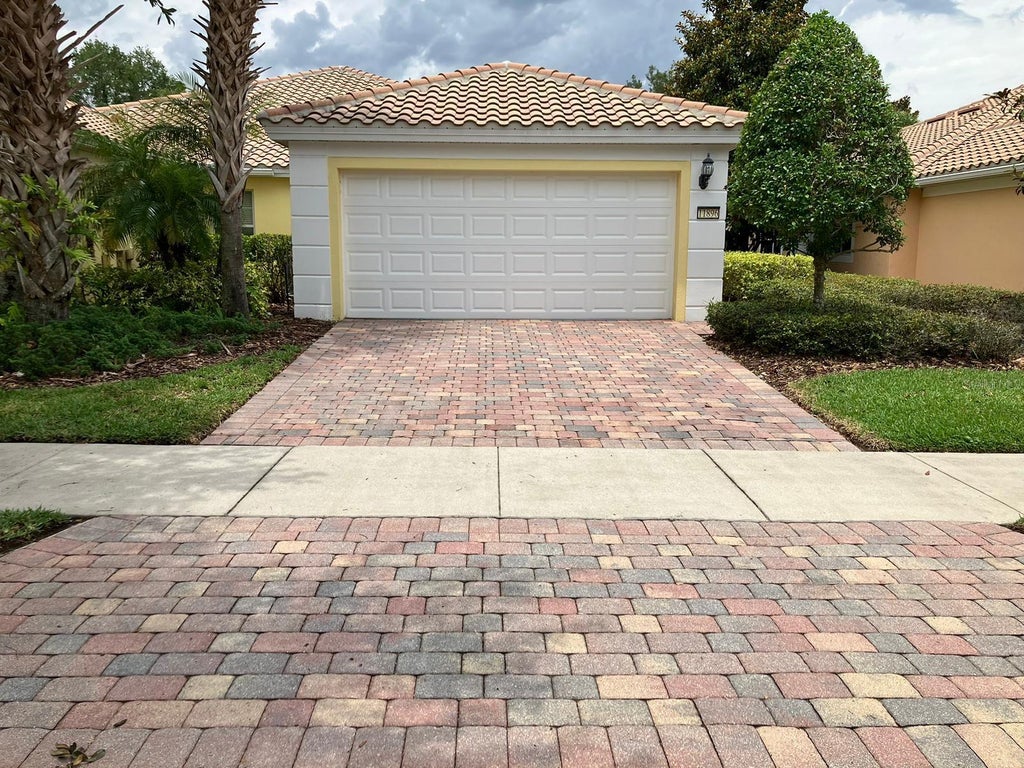 Photo of 11896 Fiore Drive, Orlando, FL 32827 (MLS # O6430383)