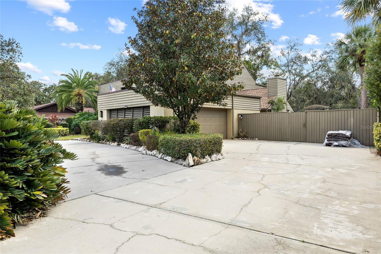 1221 N RIVERHILLS DRIVE