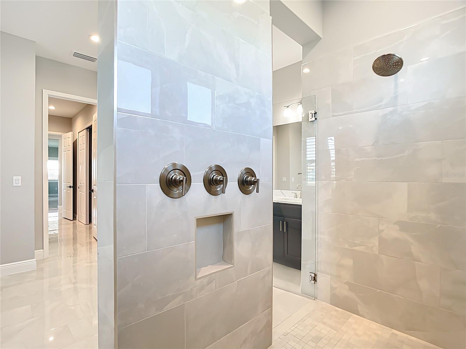 HAMPTON LAKES - Residential