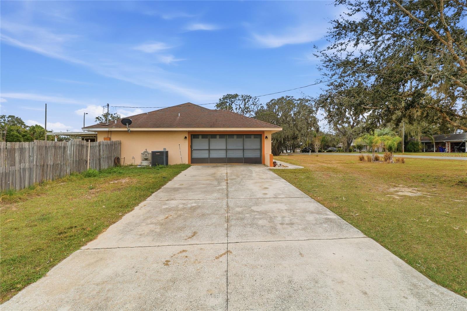 HOWEY PALM GARDENS - Residential