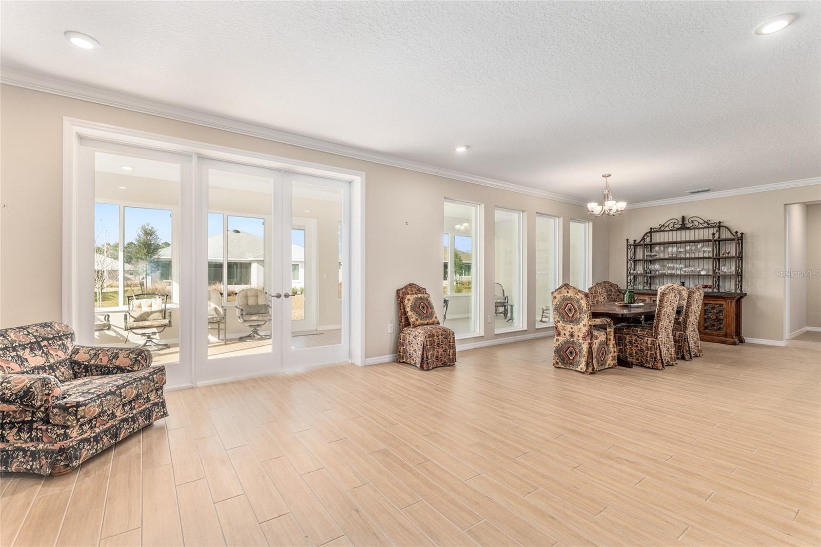 ON TOP OF THE WORLD - Residential