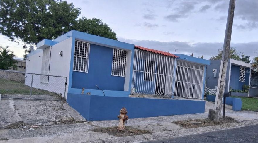 Beautiful property for sale located in the Alturas de Río Grande community, fully remodeled and move-in ready. The residence features 3 bedrooms, 1 bathroom, living room, dining area, kitchen, and a comfortable backyard, perfect for family enjoyment. Additionally, it has a roof sealant applied, providing extra protection and durability. An excellent opportunity to acquire a property in top condition in a quiet, well-located community. Proof of funds and/or bank pre-qualification is required to schedule a showing.