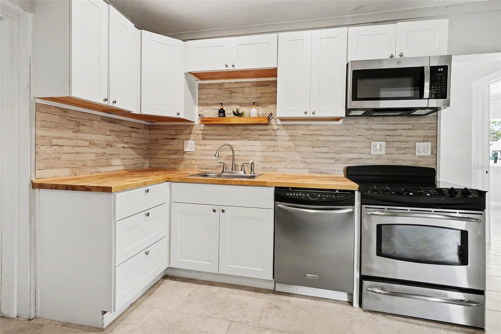 CHARLOTTE SHORES UN 01 - Residential