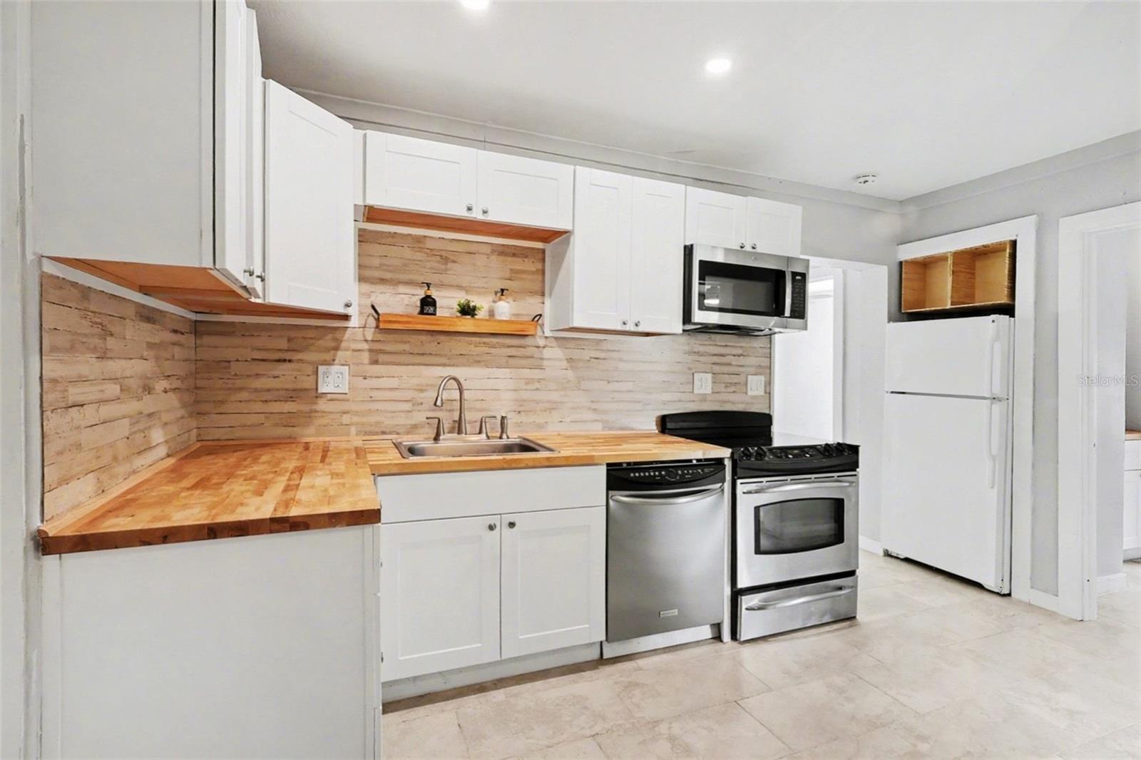 CHARLOTTE SHORES UN 01 - Residential