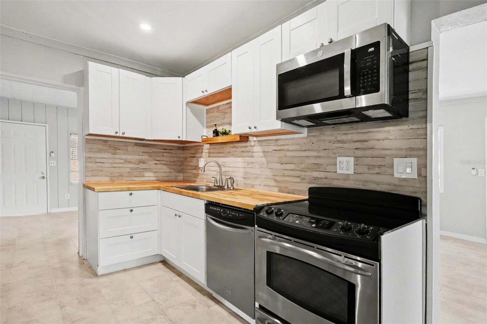 CHARLOTTE SHORES UN 01 - Residential