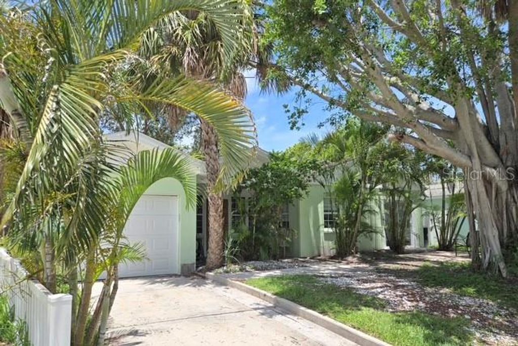 Photo of 750 Bay Esplanade, Clearwater Beach, FL 33767 (MLS # TB8405492)