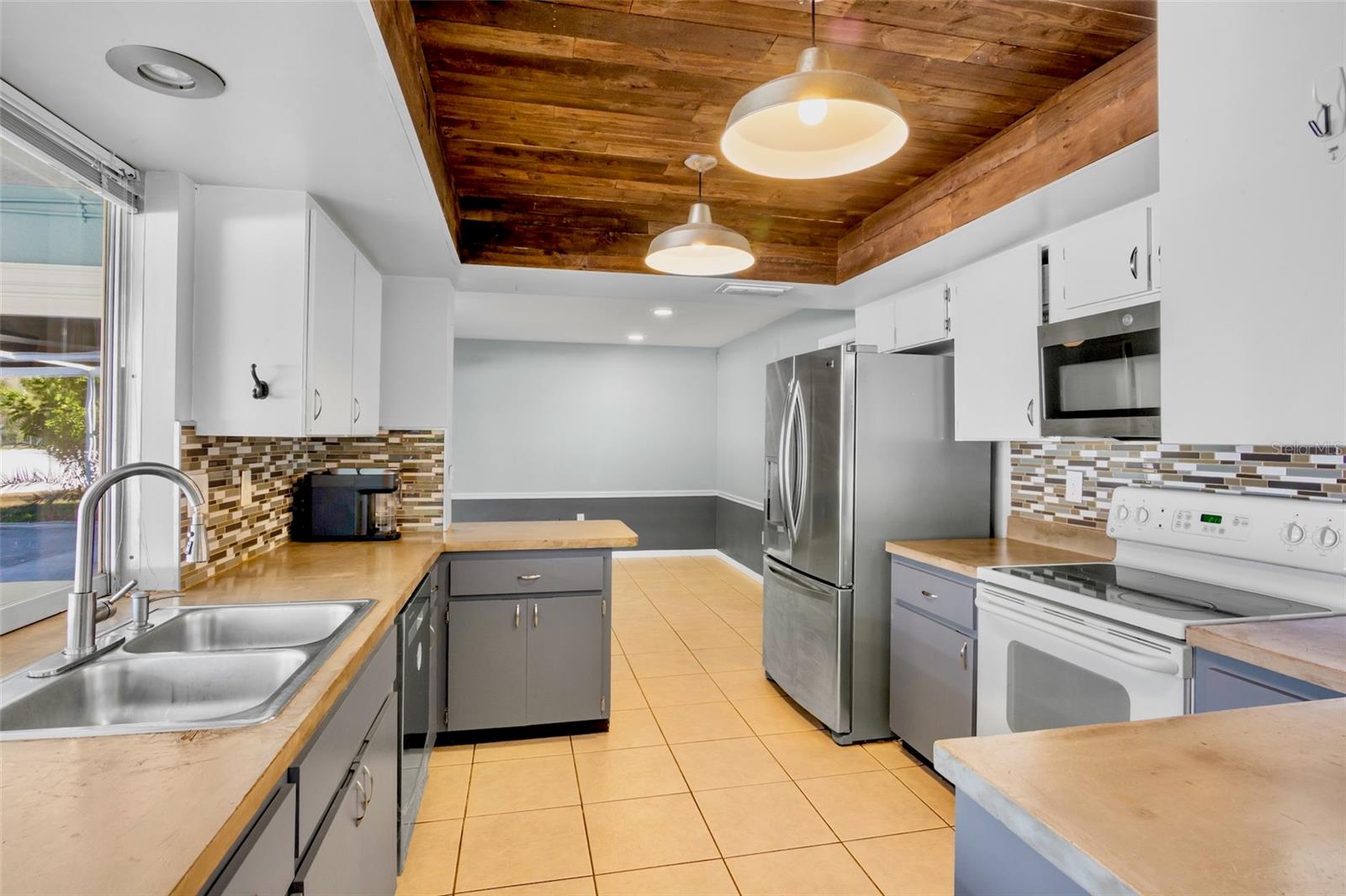 FRST LAKES COUNTRY CLUB ESTATES - Residential