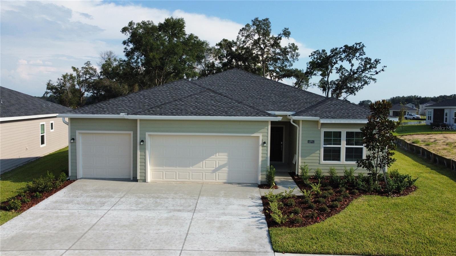 Your New Home Awaits in this Spectacular House in the Luxury Community Pioneer Ranch! Experience space and comfort in this stunning 2,268-square-foot home, located in an exclusive, newly developed community with resort-style amenities. With 4 spacious bedrooms and 3 full bathrooms, this home is perfect for those seeking quality of life and comfort. It stands out for its open design: an elegant formal dining room for family dinners, and a cozy breakfast room, ideal for starting your day. Plus, you’ll have 3 spacious garages to park your vehicles or store your belongings! Located near Highway 200, you'll have quick access to all services and shopping centers. And the best part: the community includes internet access and boasts amazing amenities, such as a pool, gym, green areas, and more, all with the privacy and security your family deserves. Don't miss the opportunity to live in a brand-new home, in an exclusive community, with everything you need!