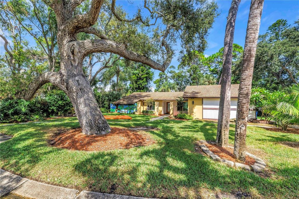 Photo of 905 Serpentine Drive S, St Petersburg, FL 33705 (MLS # TB8436389)