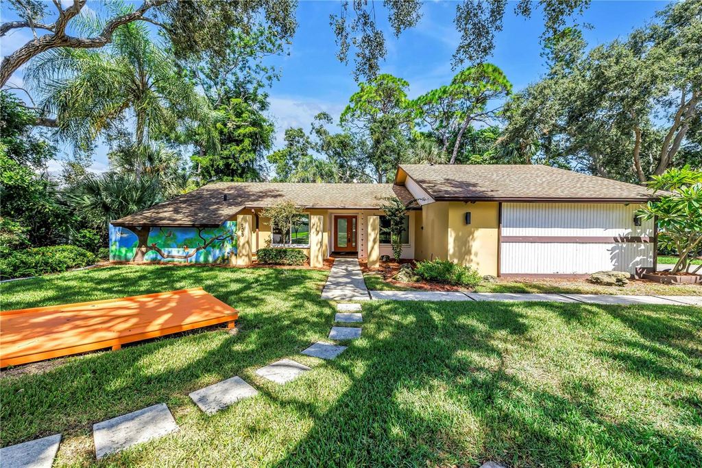 Photo of 905 Serpentine Drive S, St Petersburg, FL 33705 (MLS # TB8436389)