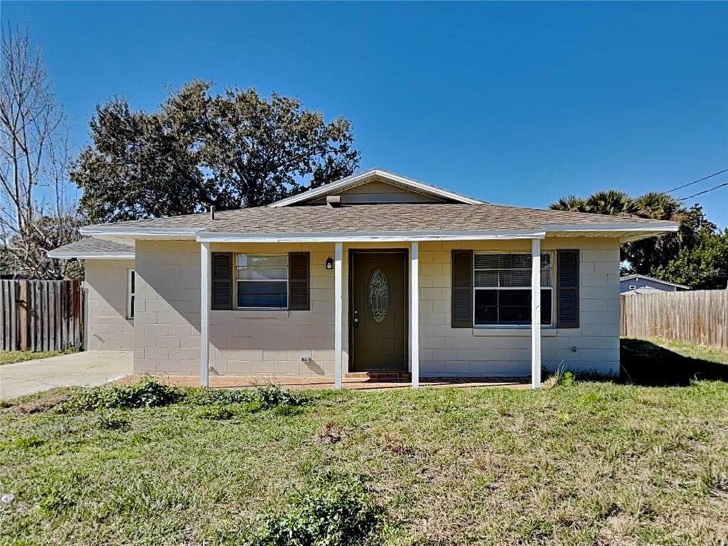 Photo of 465 Oak Drive, Tavares, FL 32778 (MLS # O6385365)