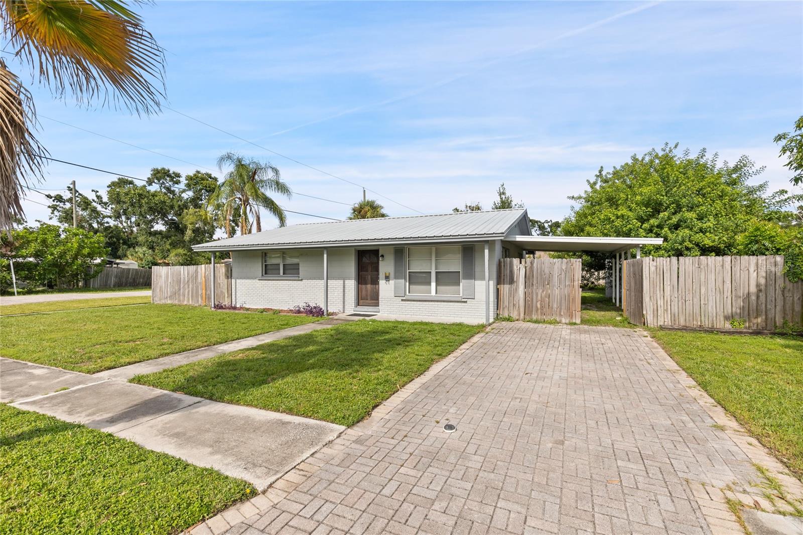 For Rent – South Tampa 3-Bedroom Home. Welcome to this charming 3-bedroom, 1-bath home on a spacious corner lot with privacy fence, perfectly located in the heart of South Tampa. Inside, you’ll find a large family room, bonus room, and updated kitchen with solid wood cabinets, granite countertops, and most stainless steel appliances—all move-in ready for your comfort.The expansive backyard is ideal for relaxing, entertaining, or creating your own private retreat. Just one mile from MacDill Air Force Base and minutes from the Veterans Expressway, Dale Mabry, shopping, dining, and beautiful parks. Enjoy a quick commute to downtown Tampa and Tampa International Airport.
No HOA approval or restrictions—bring your boat!