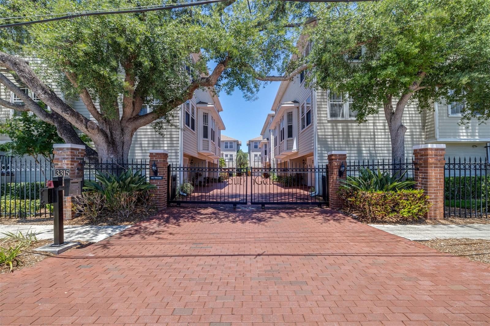 SOUTHGATE TWNHMS - Residential