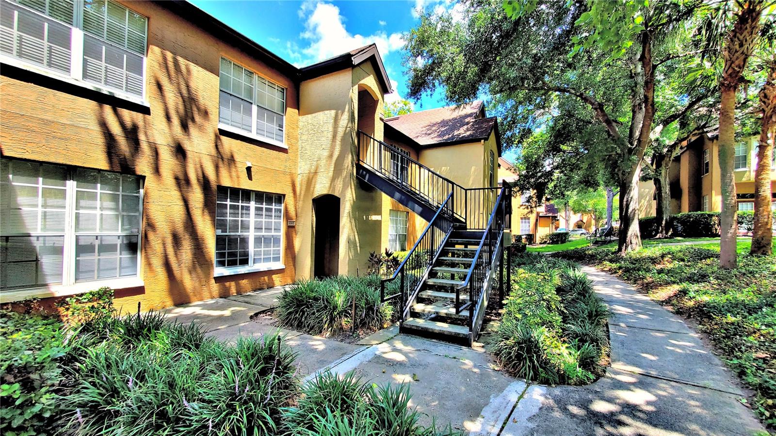 One or more photo(s) has been virtually staged. Hurry!! Hurry!! before its gone! Just came available in much sought after community at Azur at Metrowest. FIRST FLOOR 1 bedroom 1 bath all for $1194 a month SPECIAL!! Normally $1350--(must move in before on or before 1st week of August to get SPECIAL) . Lots of windows, the unit is very light and airy. This property has: First Floor with courtyard view , Newly painted, open floorplan, wood looking floors thru out, nice and clean and ready ! Community Pool, Just Awesome!! Available for move in. Call now for an appointment