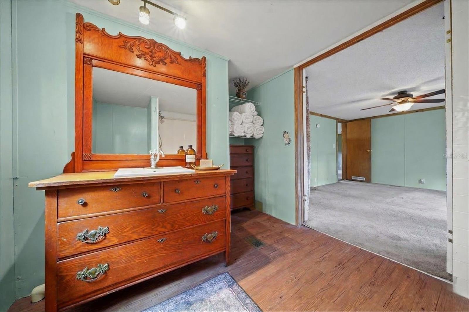 TOWERING OAKS 04 - Residential