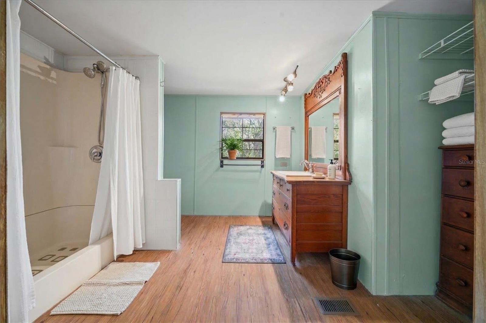 TOWERING OAKS 04 - Residential