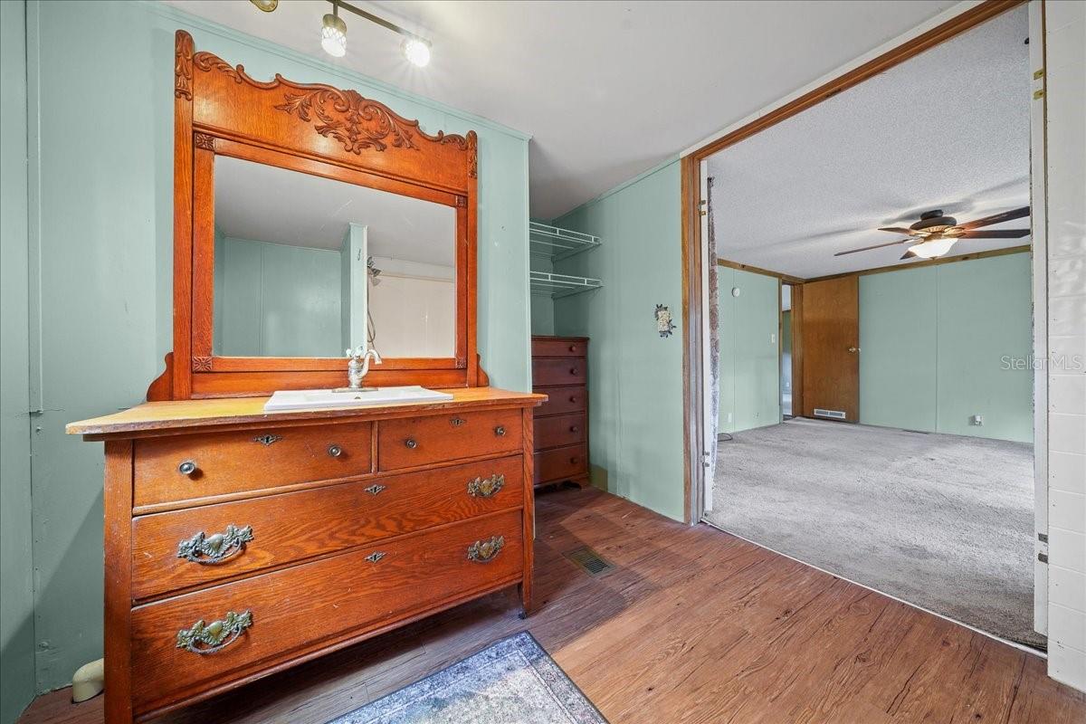 TOWERING OAKS 04 - Residential