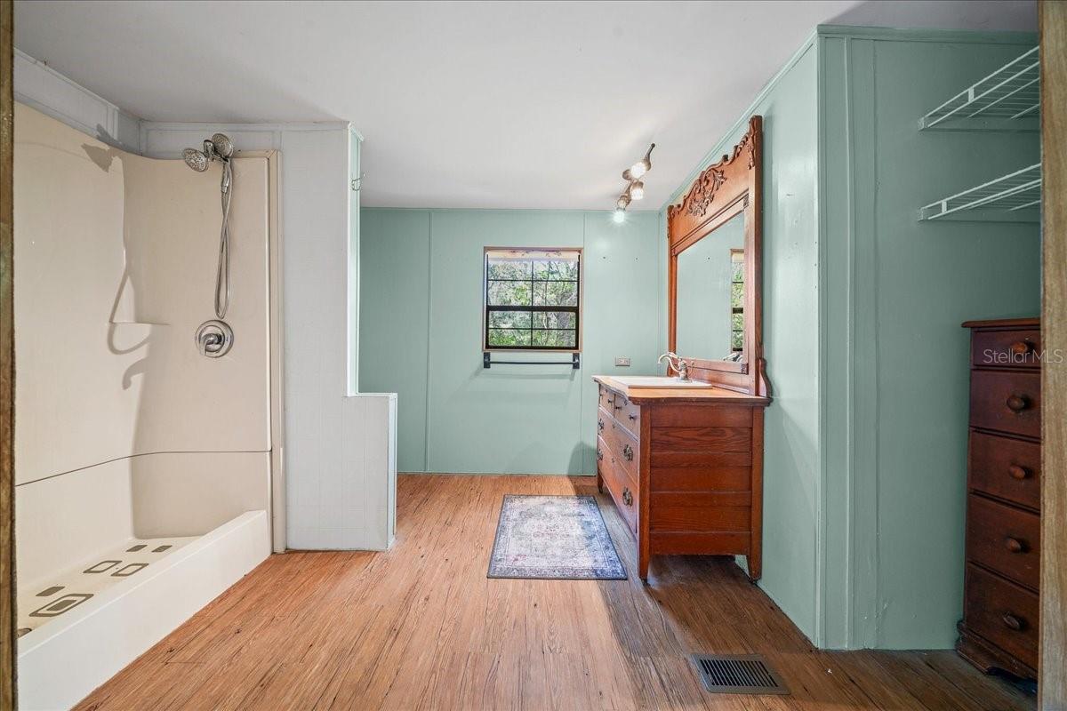 TOWERING OAKS 04 - Residential