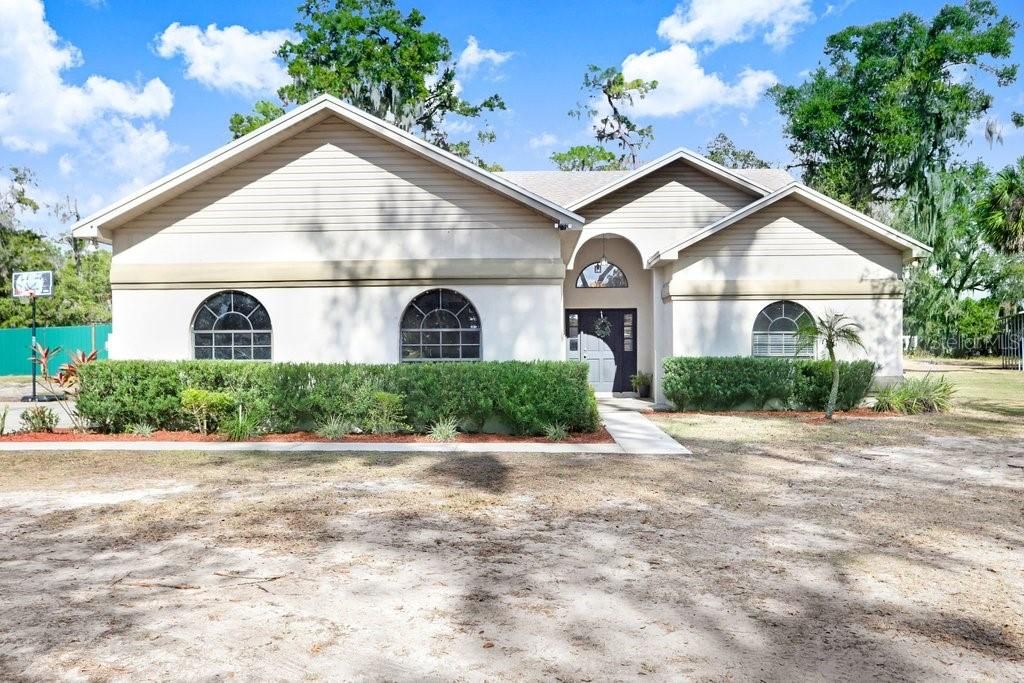 Photo of 1402 Stephens Oak Court, Plant City, FL 33567 (MLS # TB8460174)