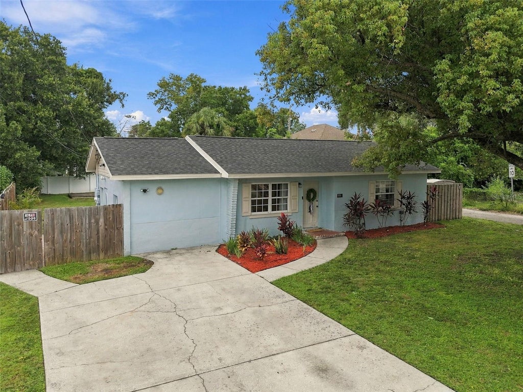 Photo of 806 N Gomez Avenue, Tampa, FL 33609 (MLS # V4951696)