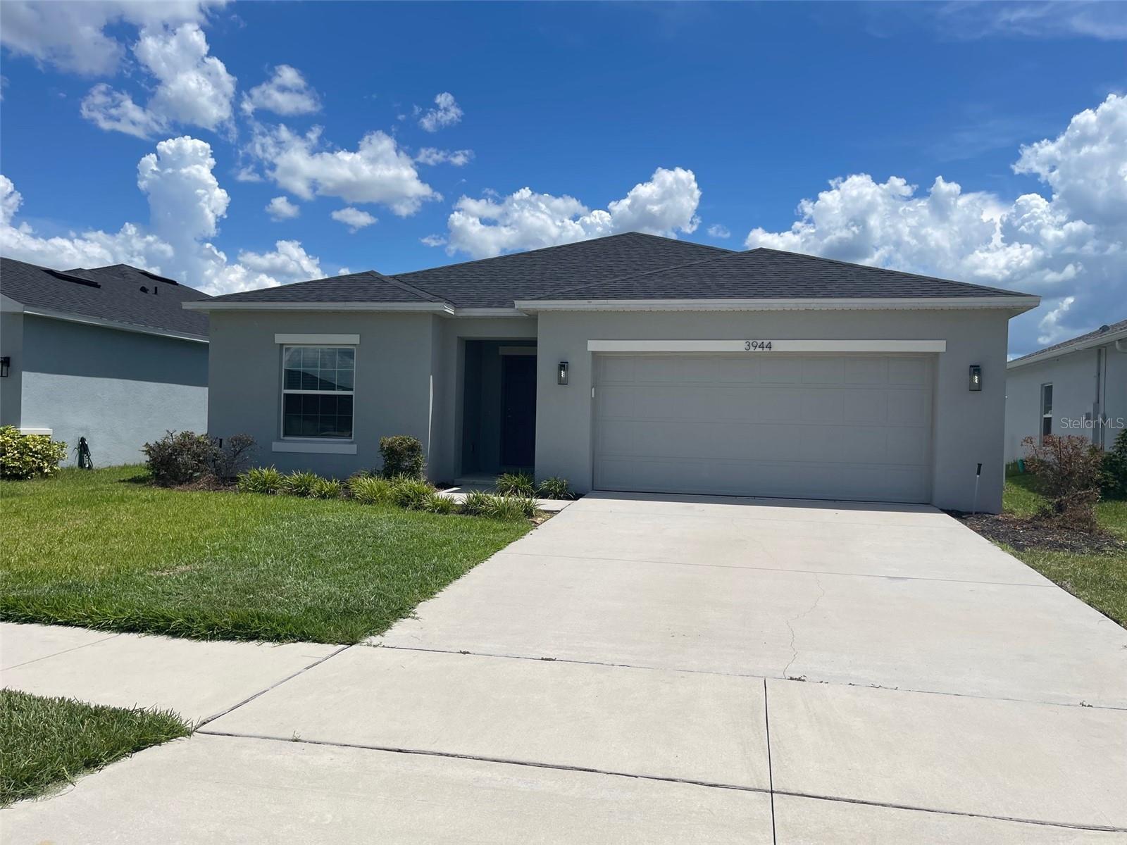 HOUSE FOR RENT in the Sawgrass Bay community in Clermont. the house features 4 bedrooms 2 bathrooms, tile throughout the house, all appliances are including, fenced backyard and a covered lanai. it is conveniently located near shopping center and restaurants
